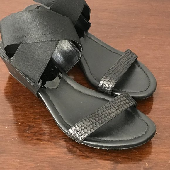 Donald J Pliner Eeva Black Wedge Sandals - Picture 1 of 8